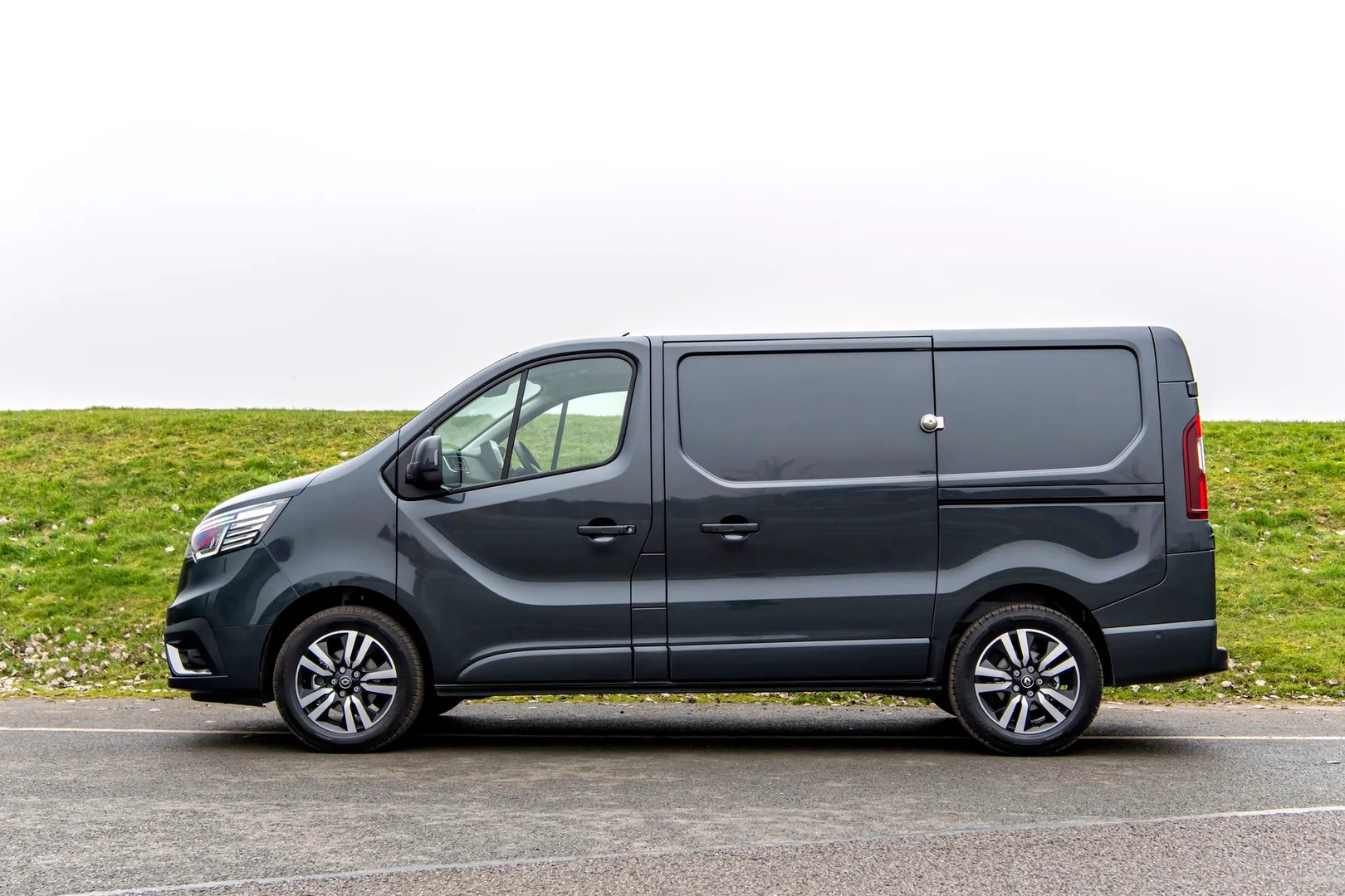 Renault_Trafic_3_generation_restyling__Van_Long__7.jpg