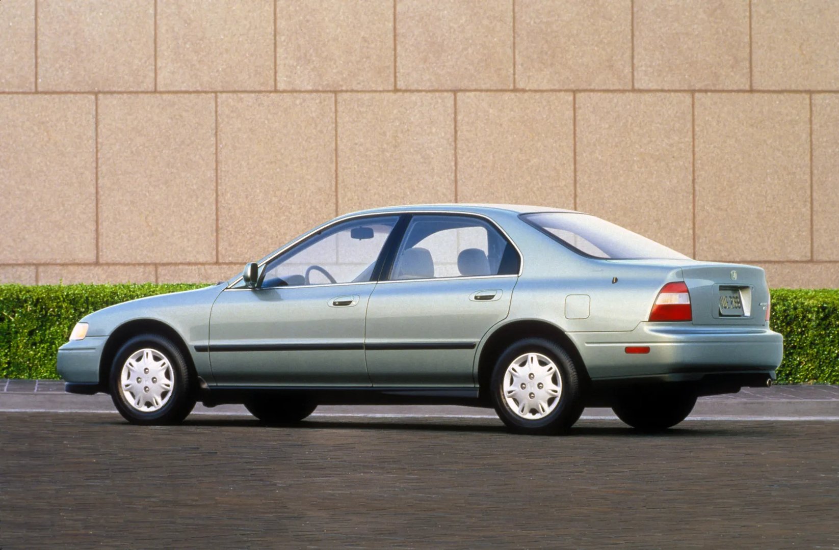 Honda_Accord_(USA)_5_generation__Sedan__1.jpg