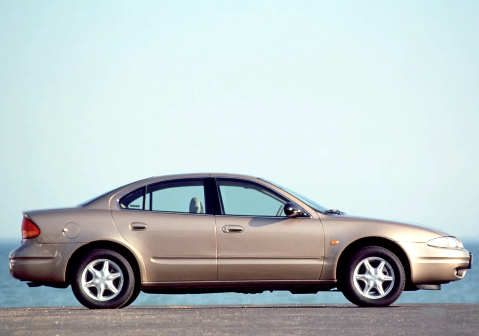 Chevrolet_Alero_1_generation__Sedan__8.jpg