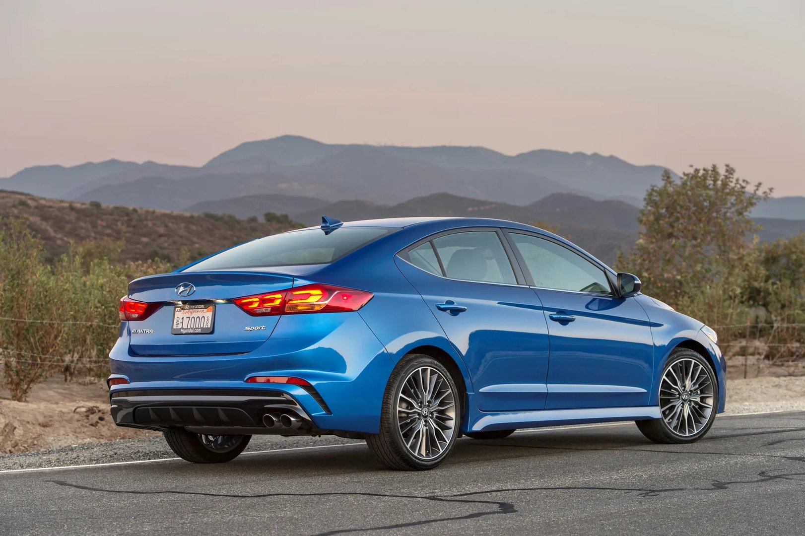 Hyundai_Elantra_6_generation__Sedan__11.jpg