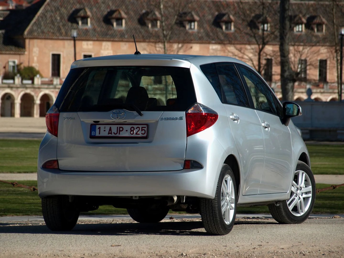 Toyota_Space_Verso_1_generation__Mini_5-doors__5.jpg