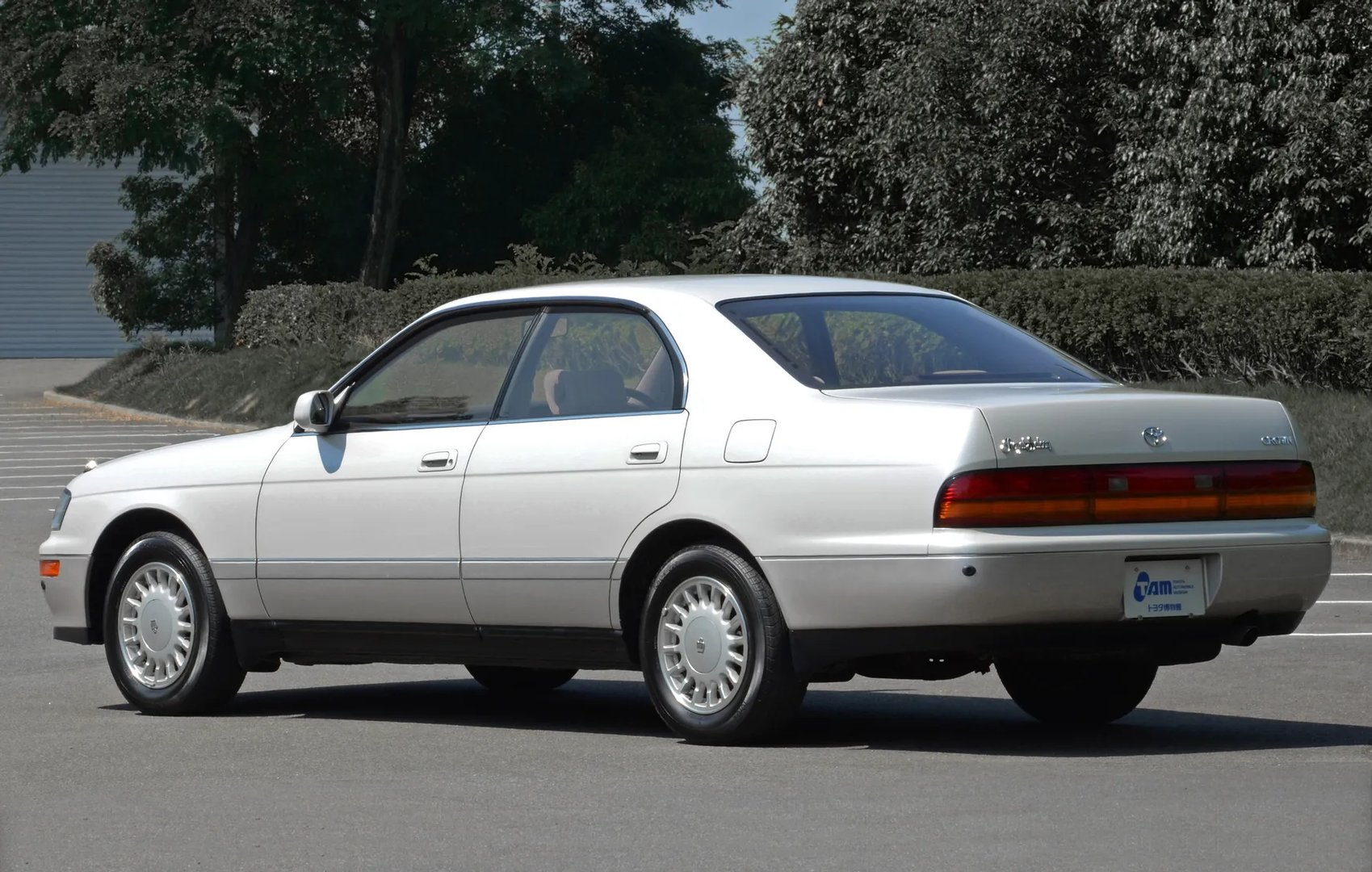 Toyota_Crown_9_generation__Sedan__1.jpg