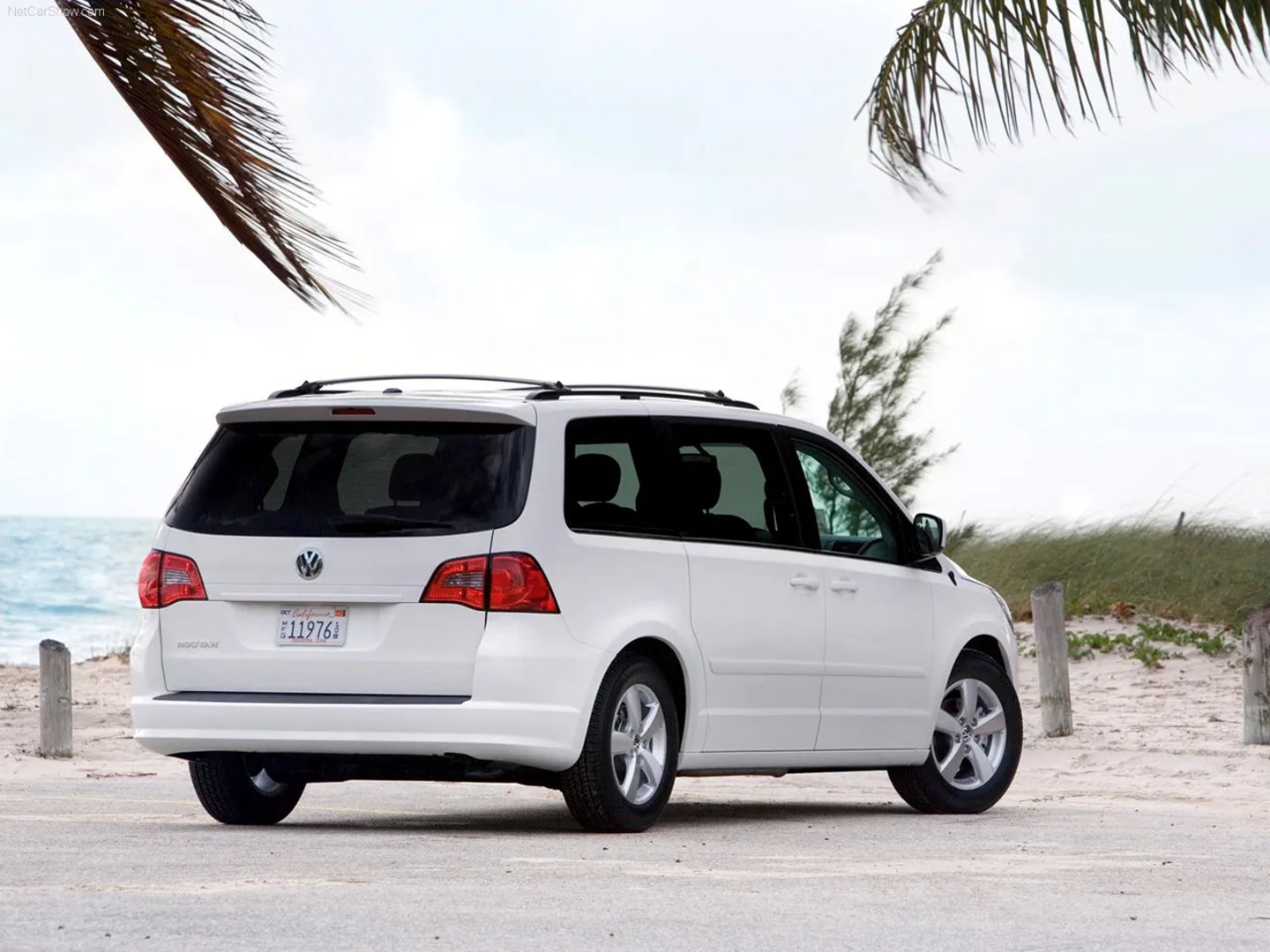 Volkswagen_Routan_1_generation__Minivan__2.jpg