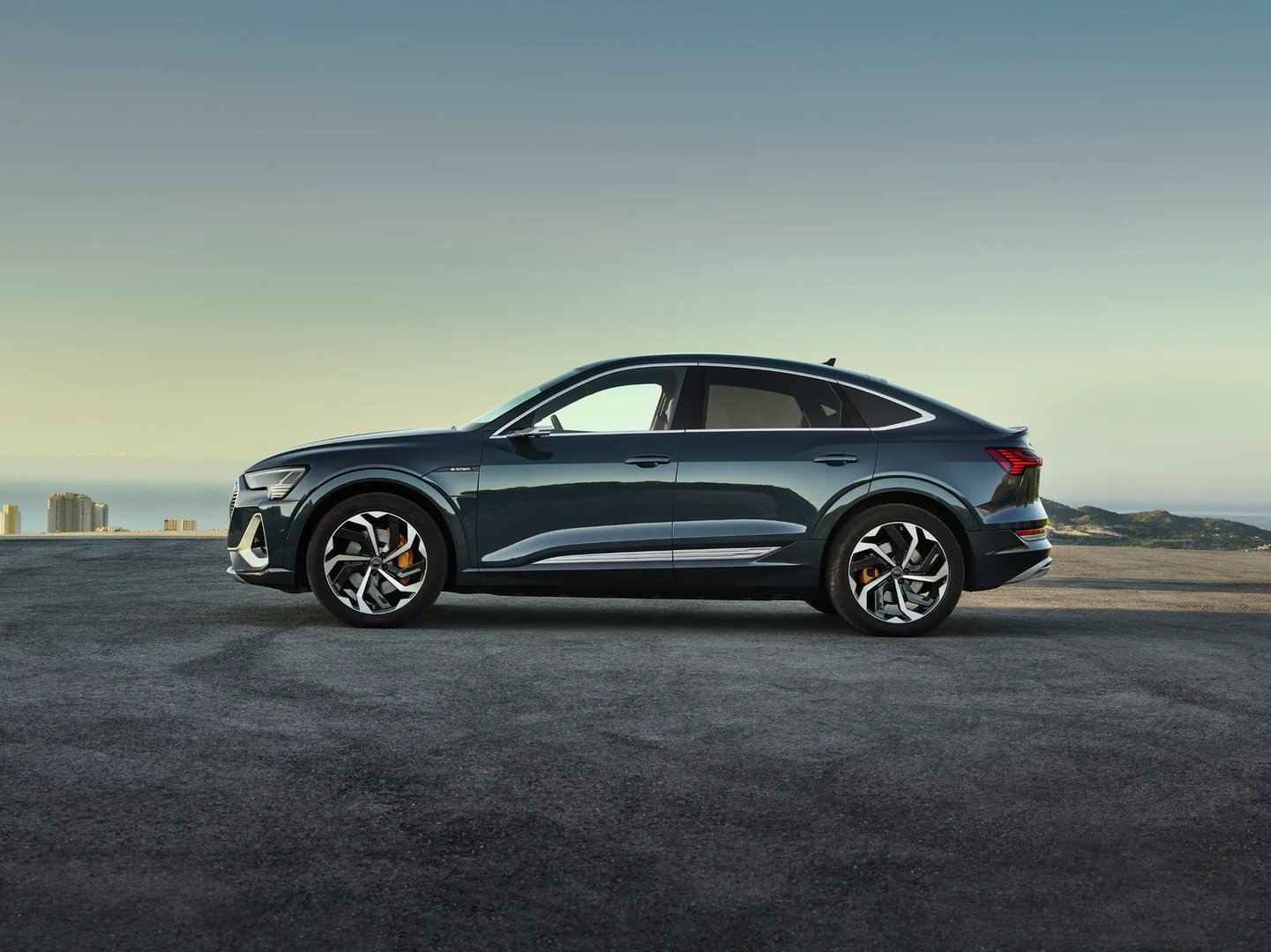 Audi_Q8_Sportback_e-tron_1_generation__SUV_Coupe__7.jpg