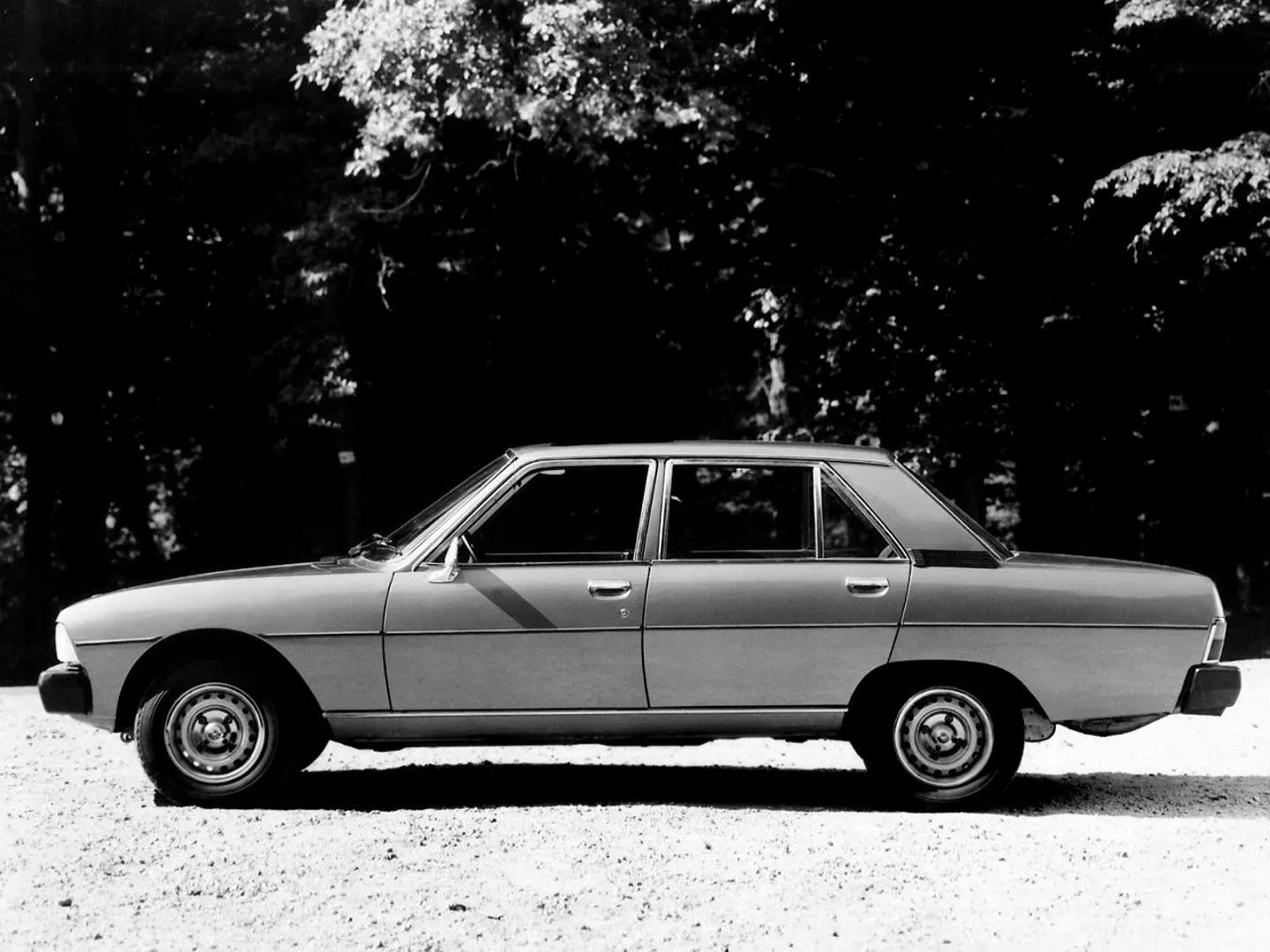 Peugeot_604_1_generation__Sedan__12.jpg