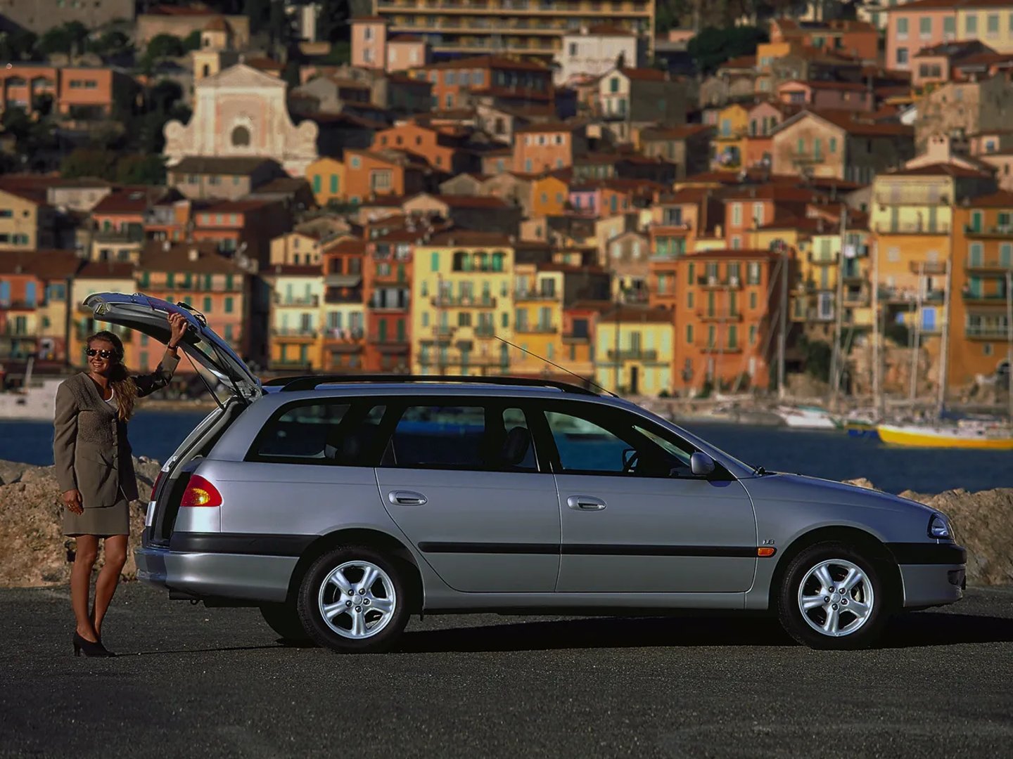 Toyota_Avensis_1_generation__Estate_5-door__2.jpg