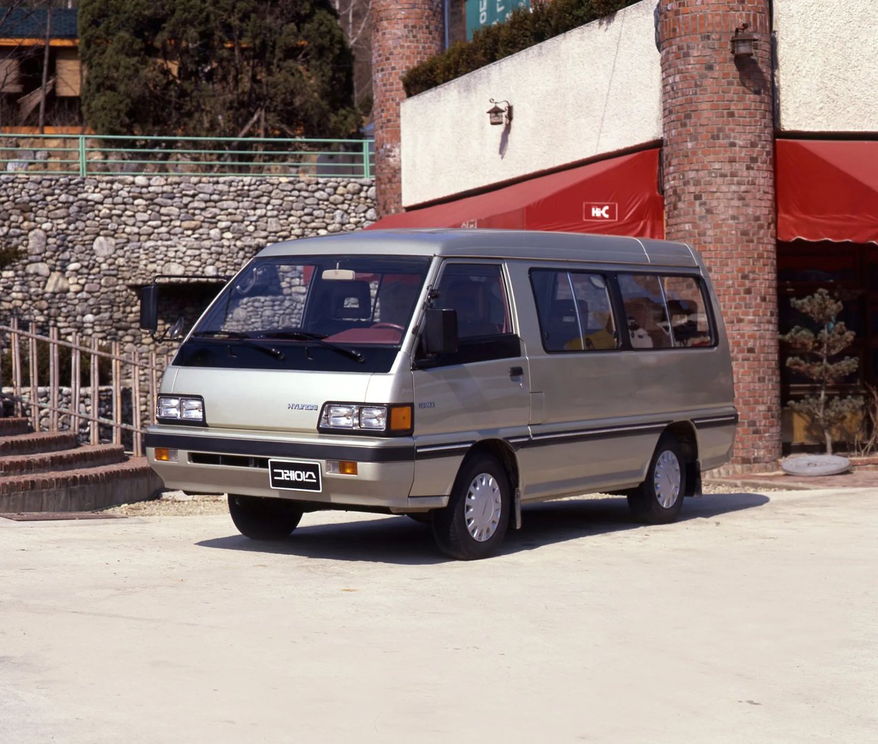 Hyundai_H100_1_generation__Minibus__2.jpg