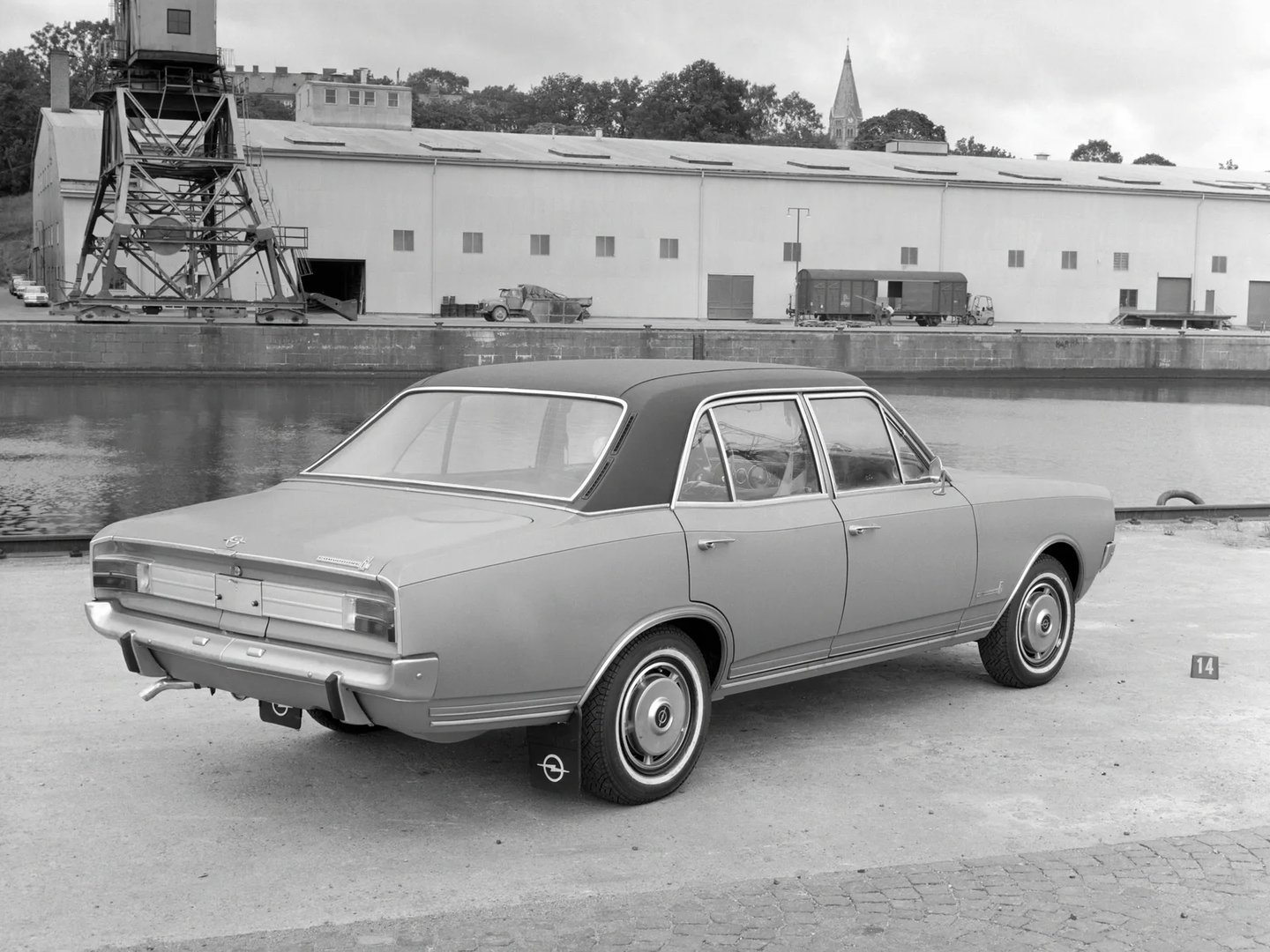 Opel_Commodore_1_generation__Sedan__5.jpg