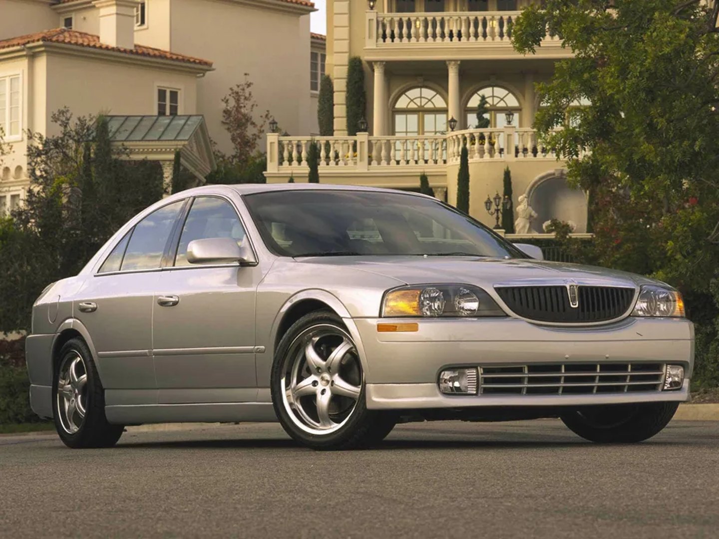 Lincoln_LS_1_generation__Sedan__2.jpg