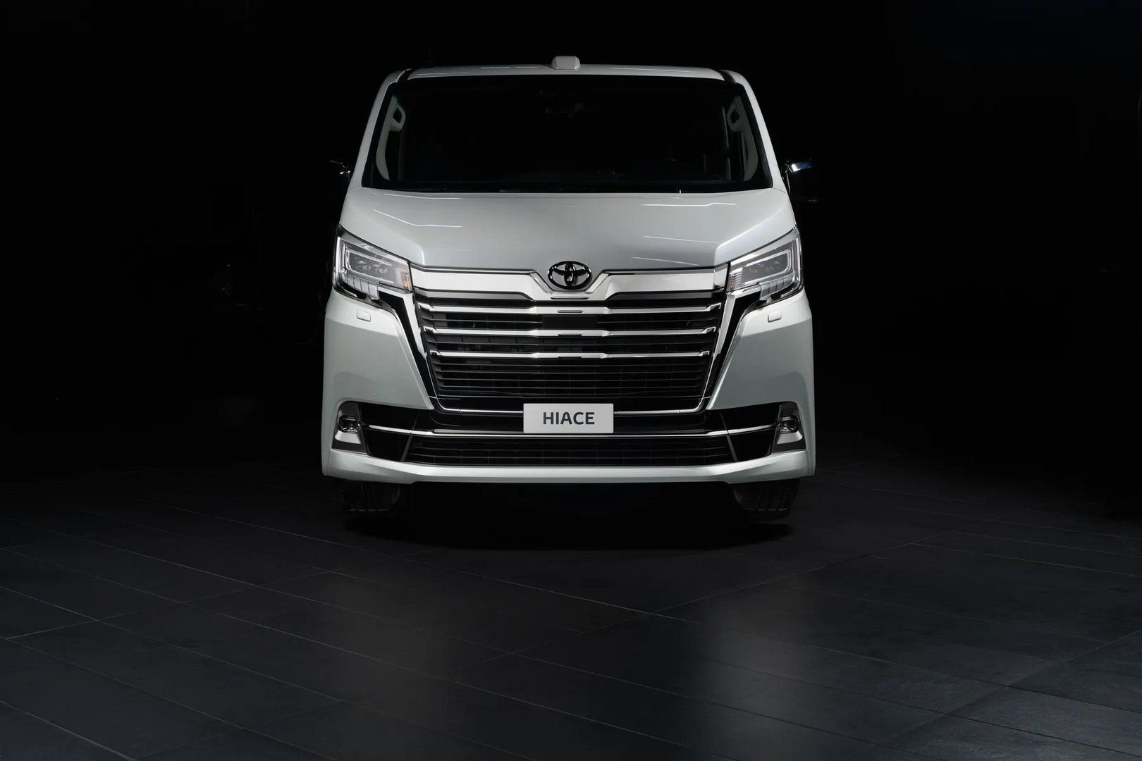 Toyota_HiAce_4_generation__Minivan__3.jpg