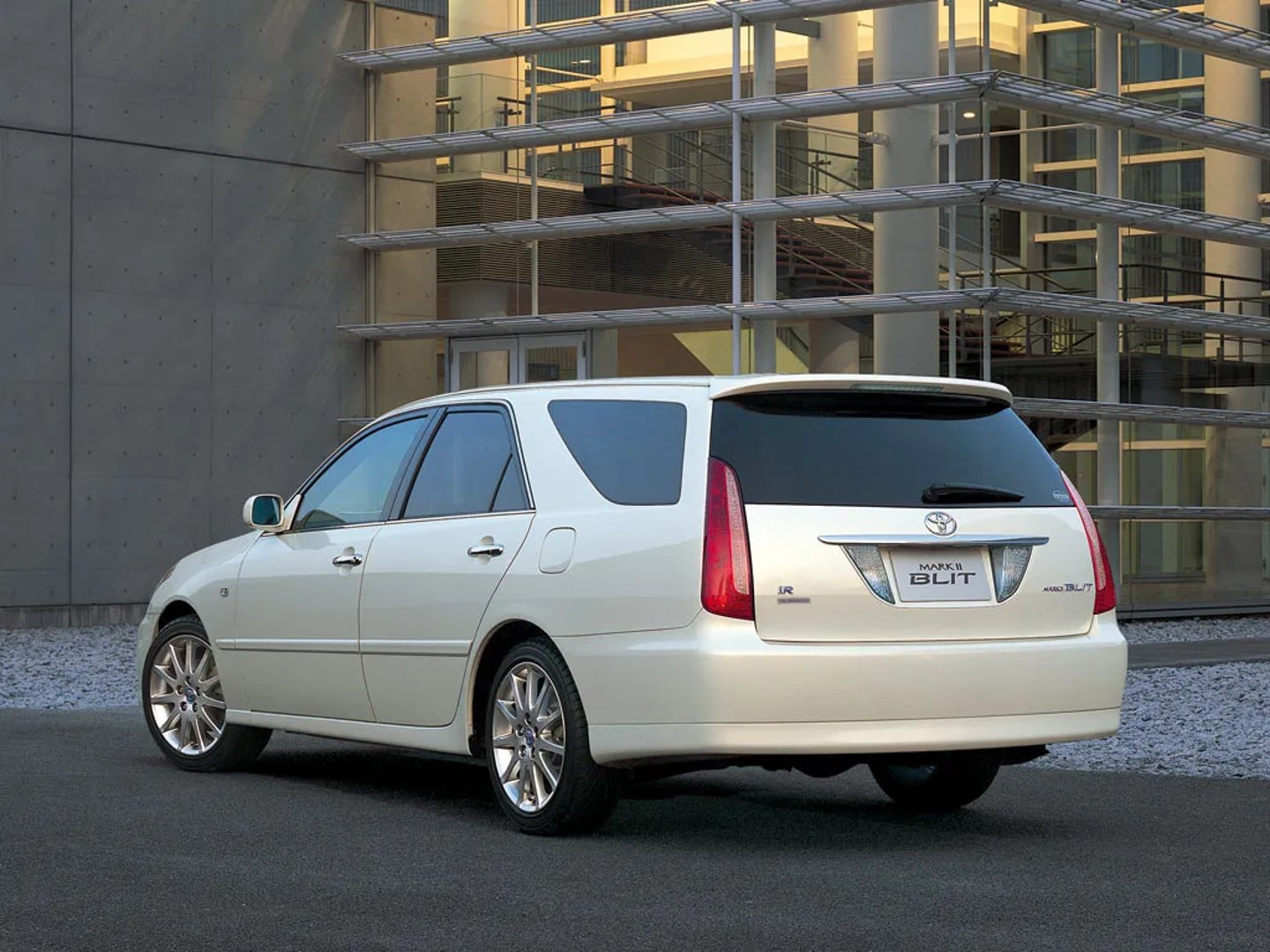 Toyota_Mark_II_9_generation__Estate_5-door__1.jpg