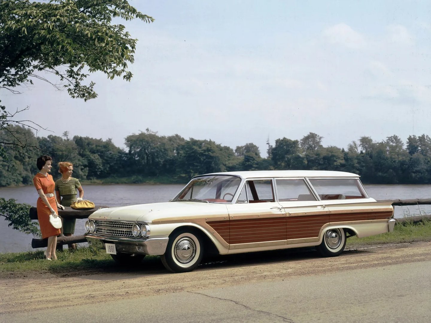 Ford_Galaxie_(USA)_2_generation__Estate_5-door__1.jpg
