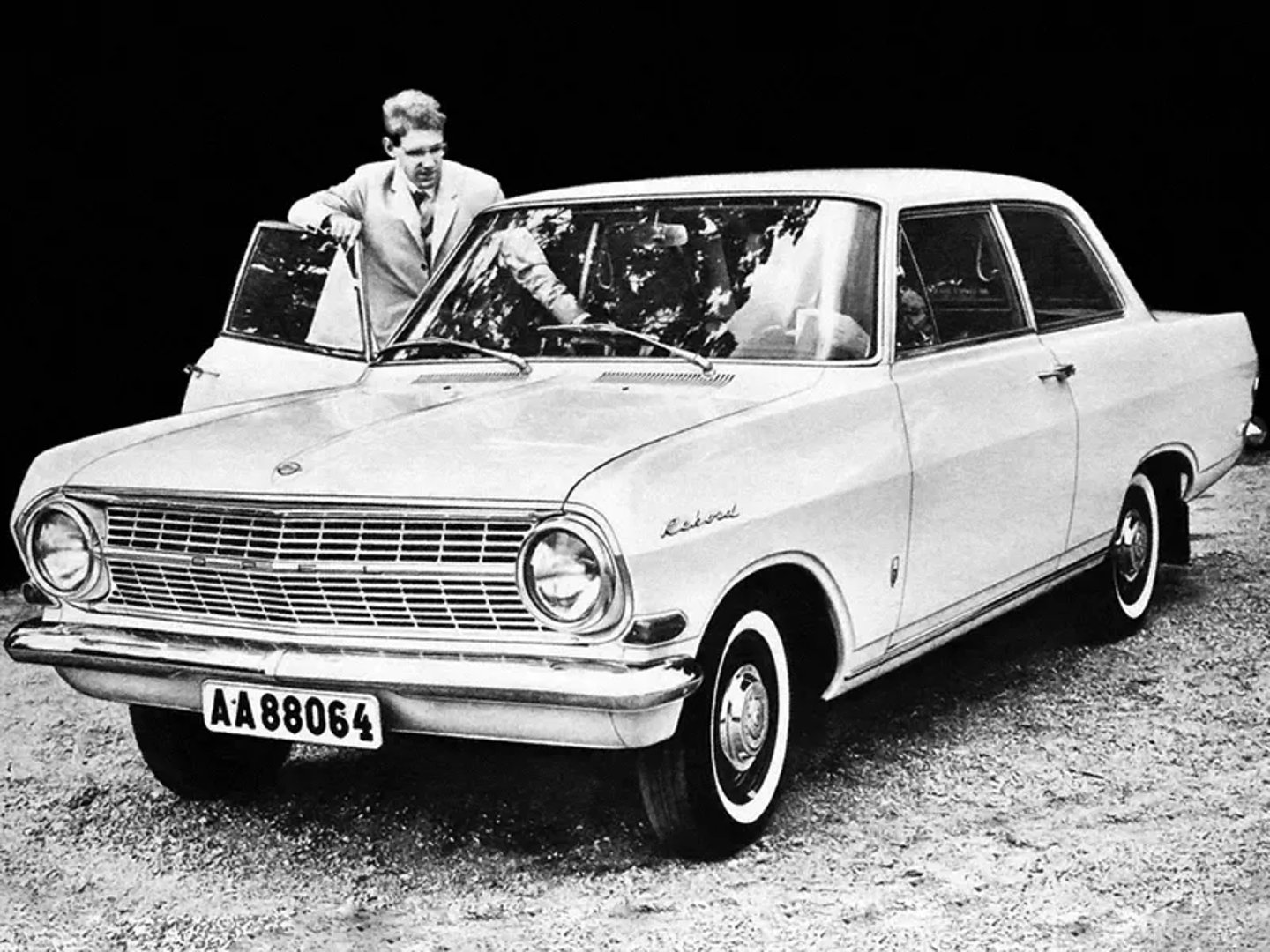 Opel_Rekord_1_generation__Sedan_2-doors__2.jpg