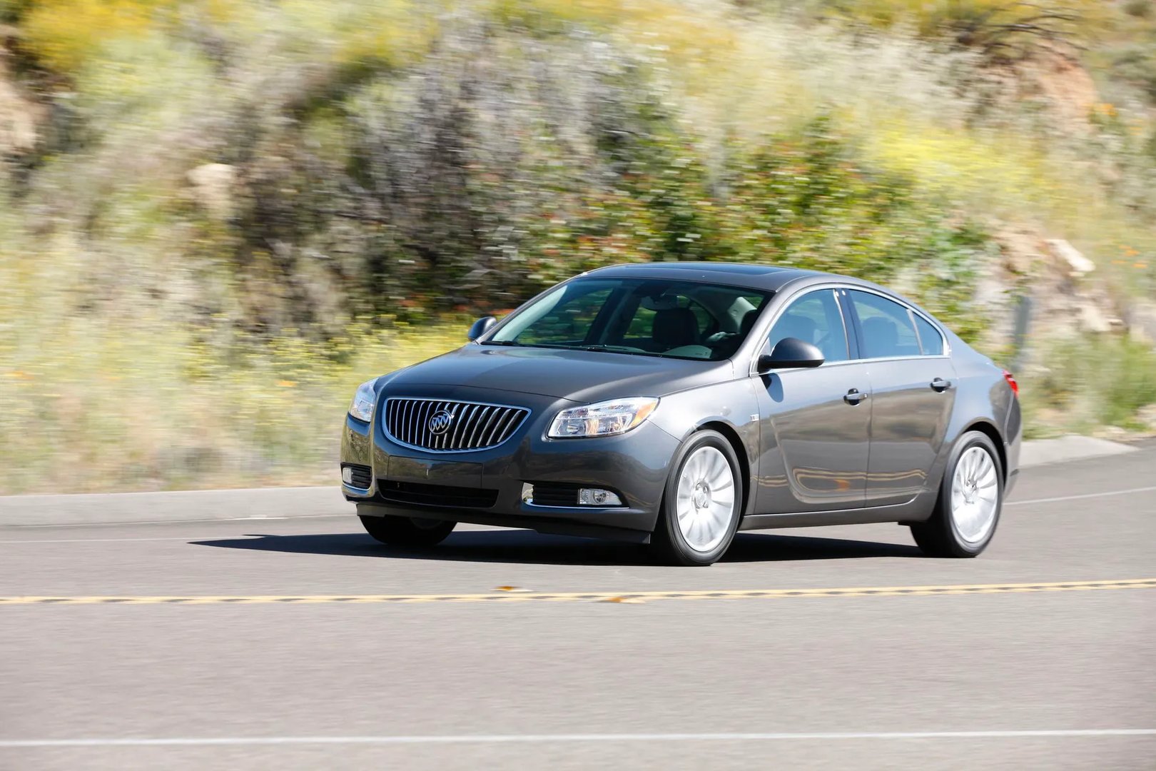 Buick_Regal_5_generation__Sedan__9.jpg
