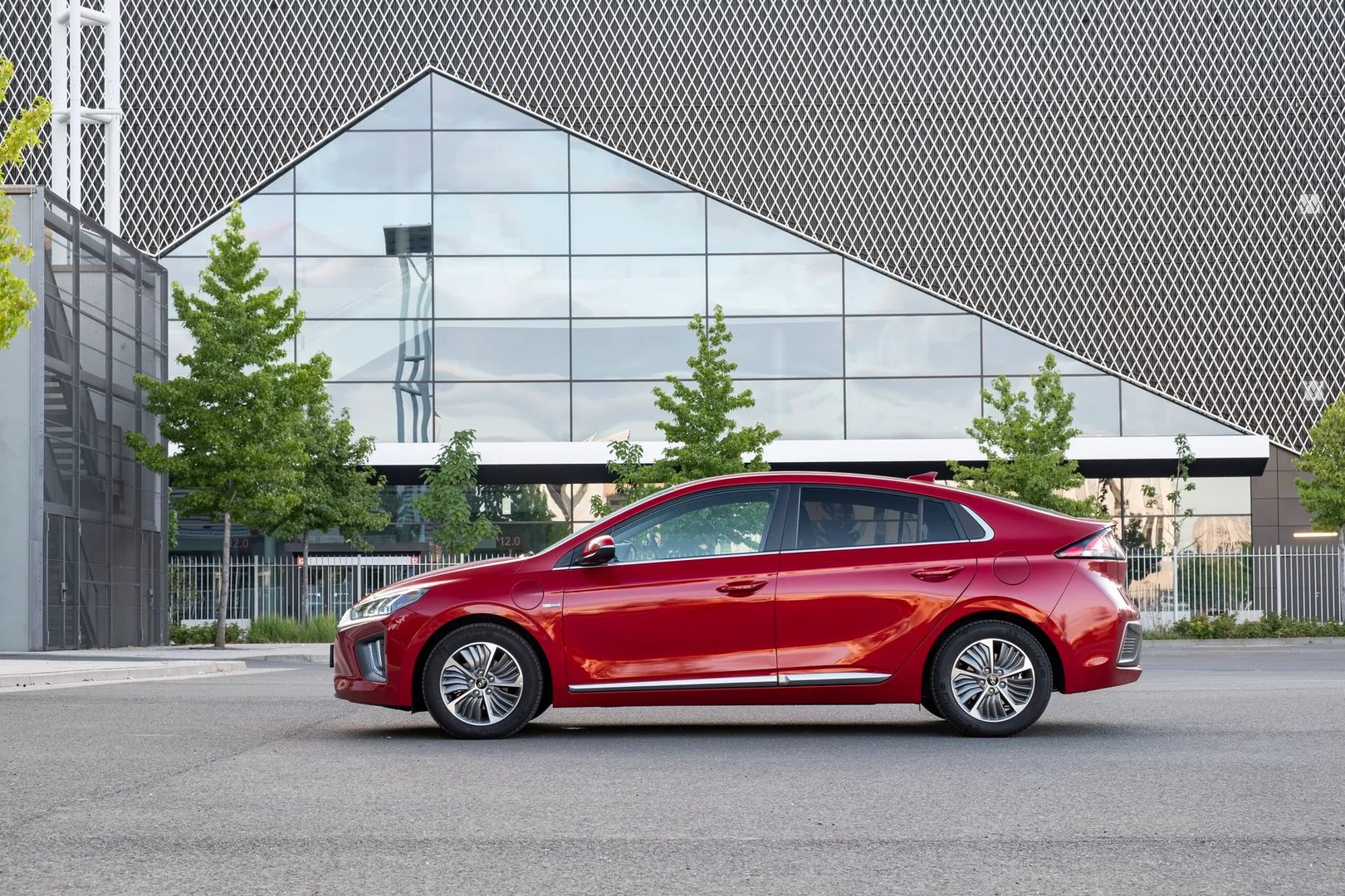Hyundai_IONIQ_1_generation_restyling__Hatchback_5-door__9.jpg