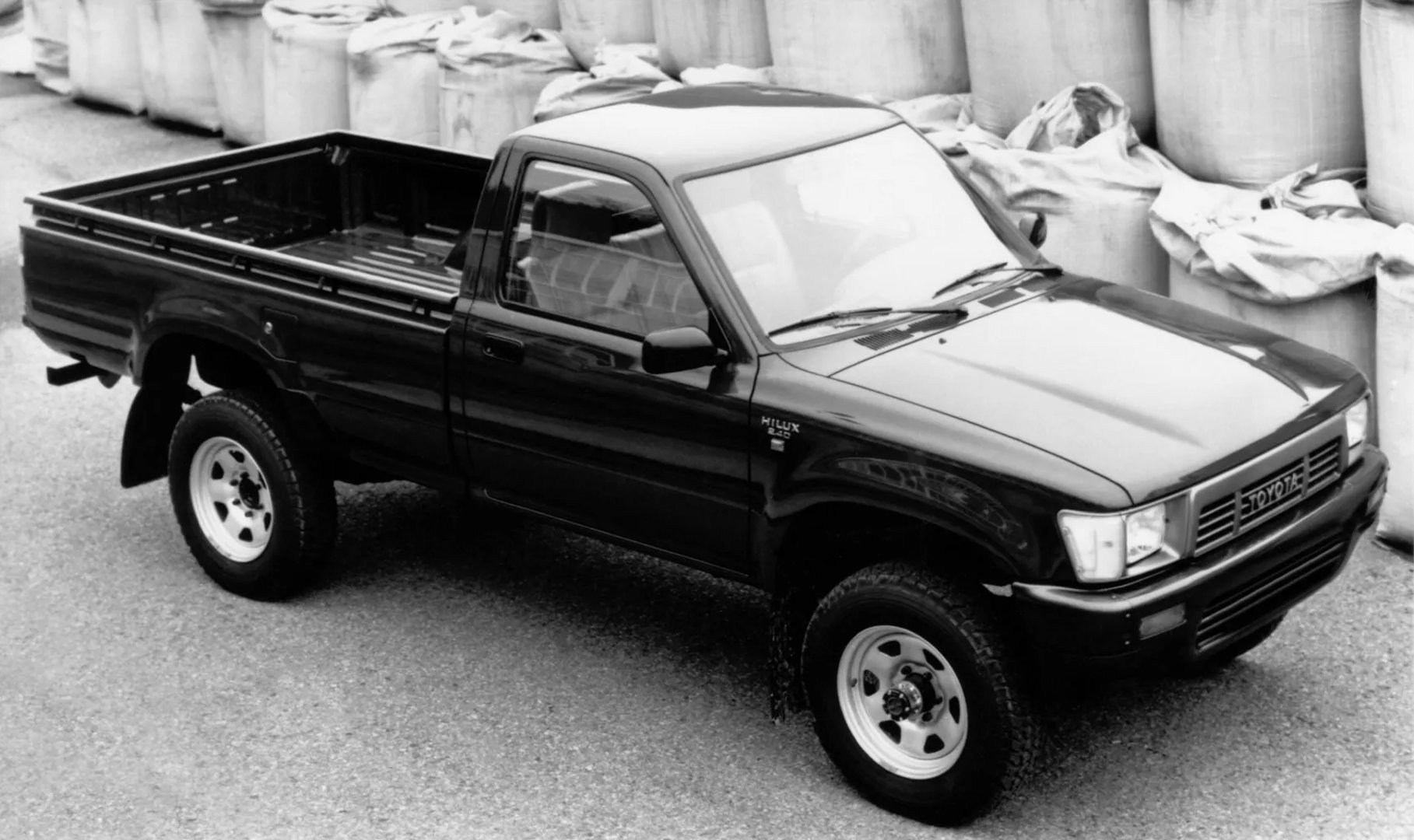 Toyota_Hilux_5_generation__Pickup_single-cab__1.jpg