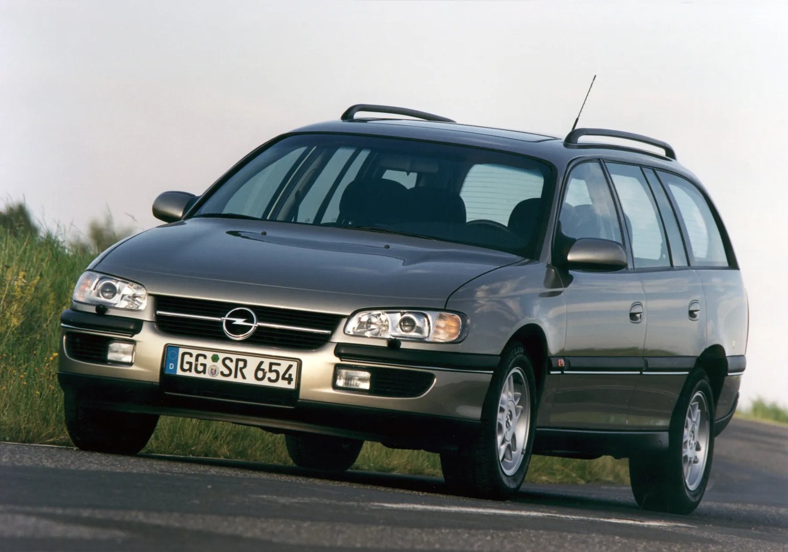 Opel_Omega_2_generation__Estate_5-door__10.jpg