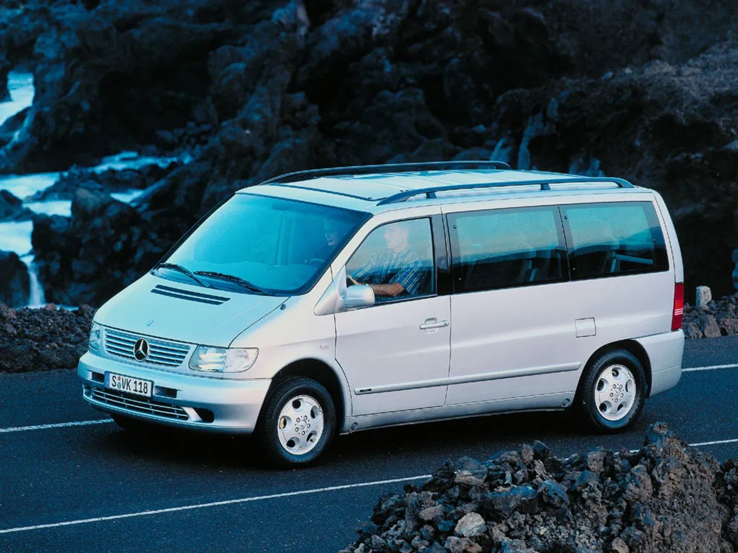 Mercedes_V-Class_1_generation__Minivan__3.jpg