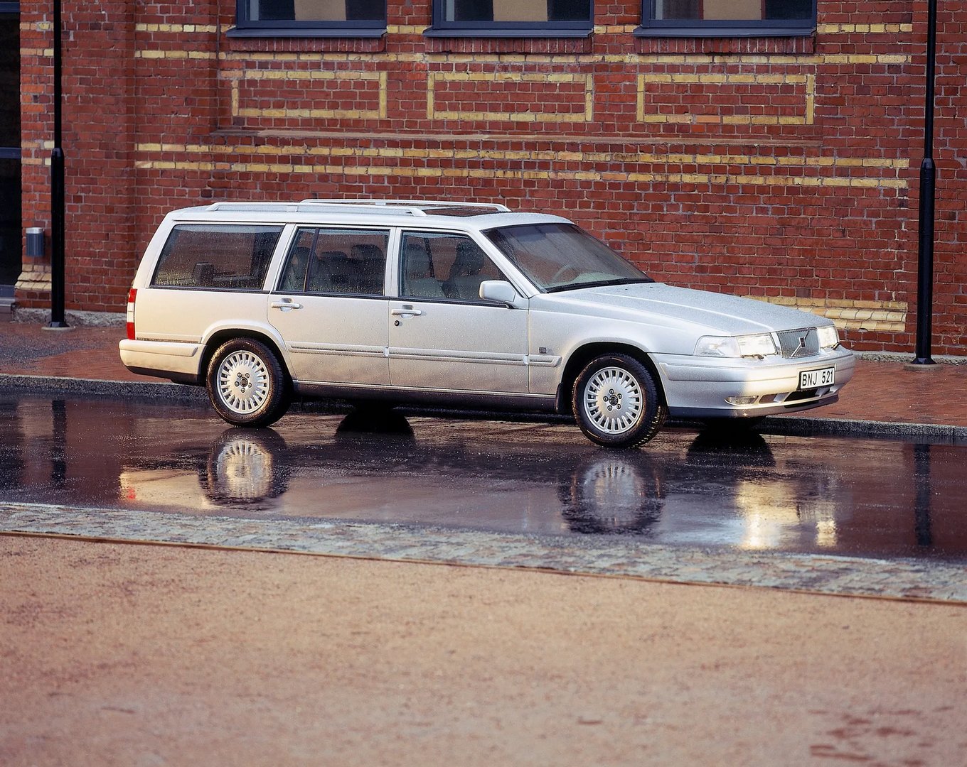 Volvo_V90_1_generation__Estate_5-door__1.jpg