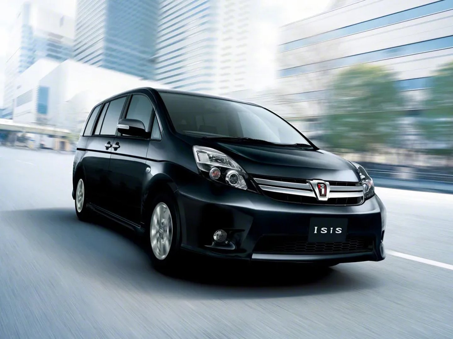 Toyota_Isis_1_generation_restyling__Compact_Van__1.jpg