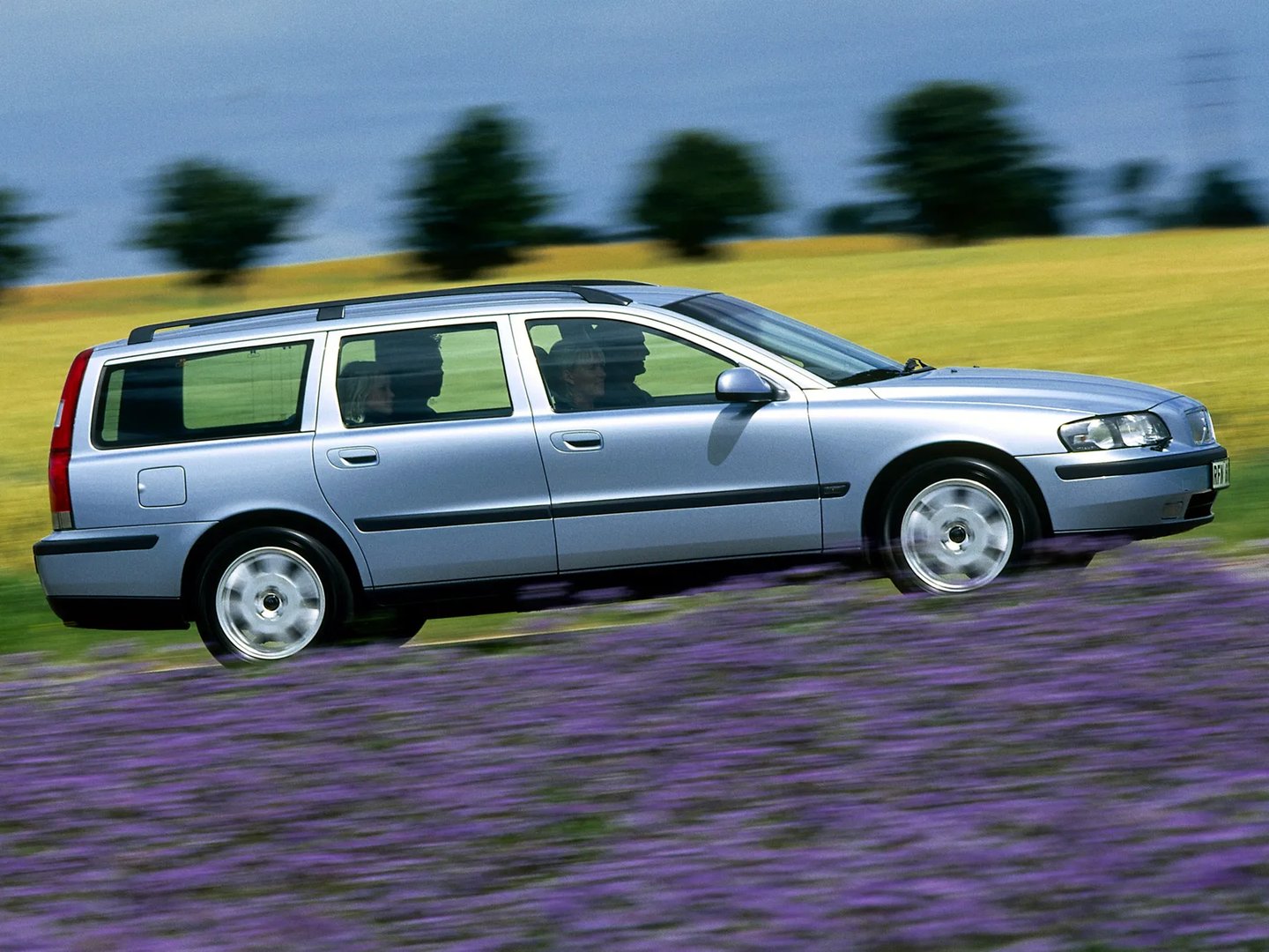 Volvo_V70_2_generation__Estate_5-door__6.jpg