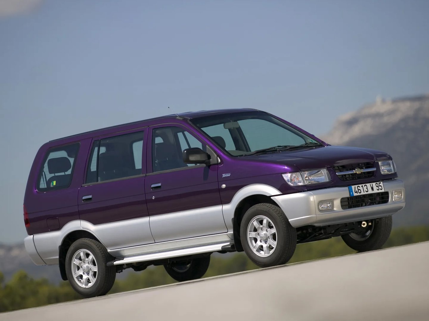 Chevrolet_Tavera_1_generation__Compact_Van__1.jpg
