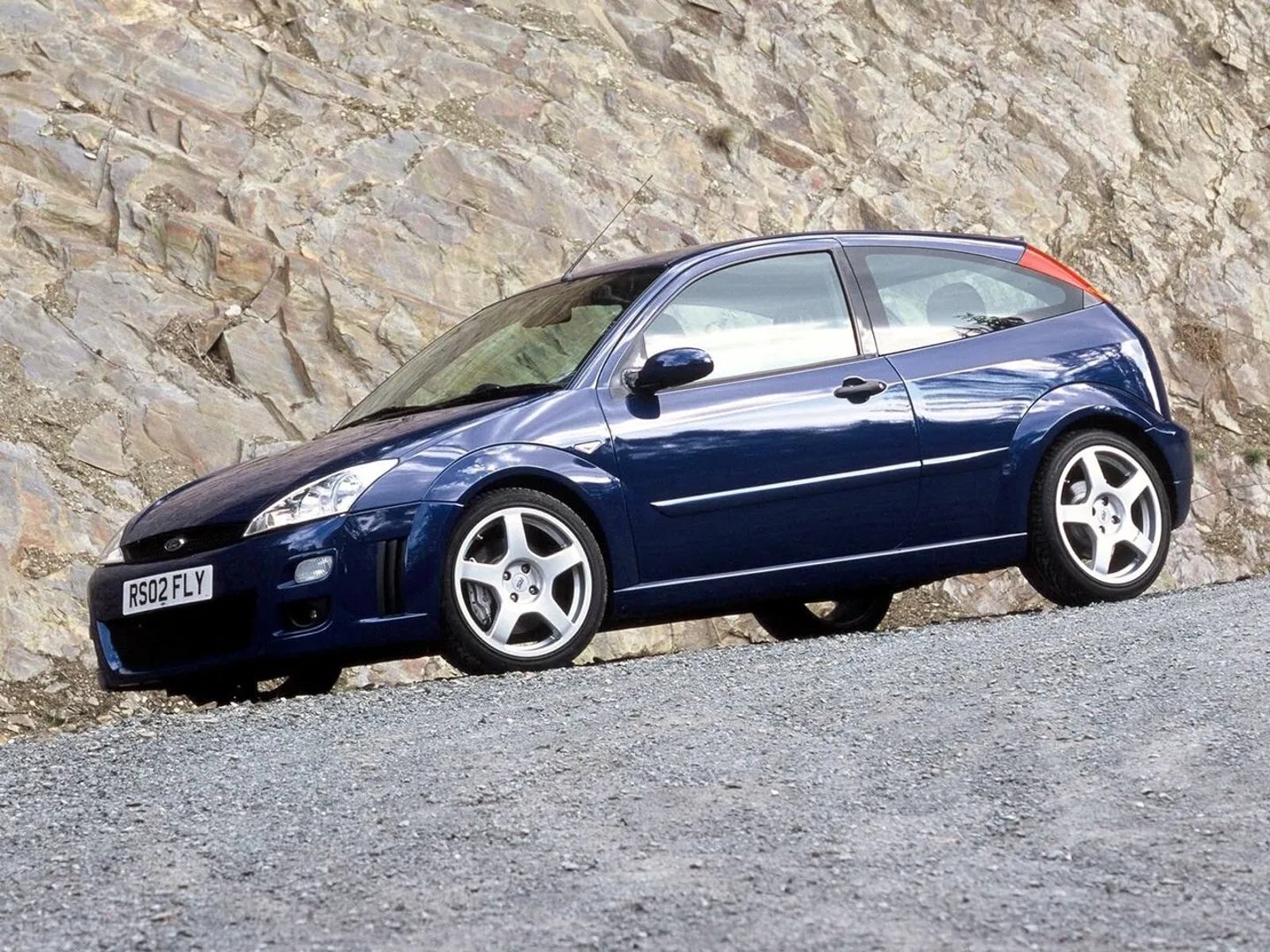 Ford_Focus_RS_1_generation__Hatchback_3-door__1.jpg