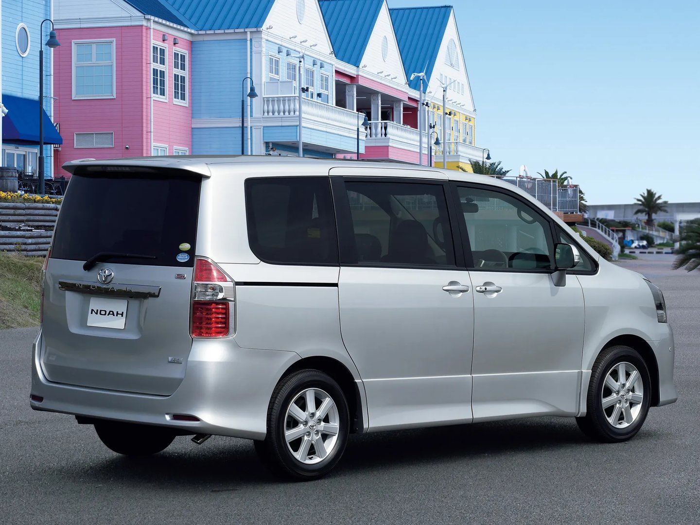 Toyota_Noah_2_generation__Minivan__4.jpg
