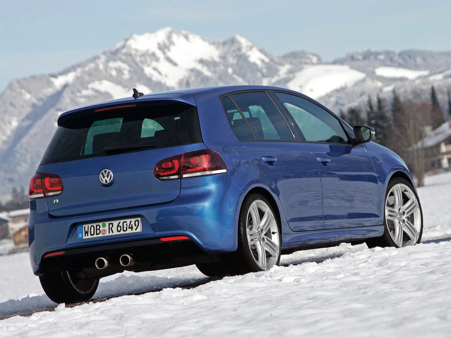 Volkswagen_Golf_R_6_generation__Hatchback_5-door__8.jpg