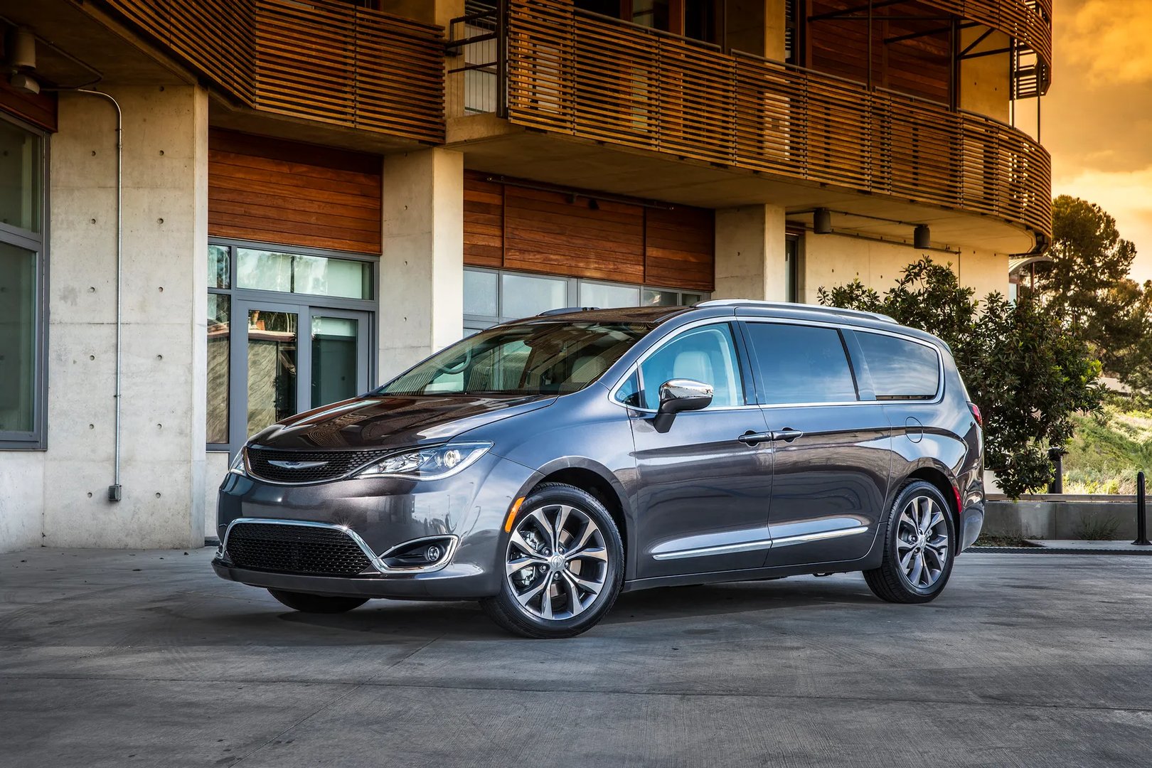 Chrysler_Pacifica_2_generation__Minivan__7.jpg