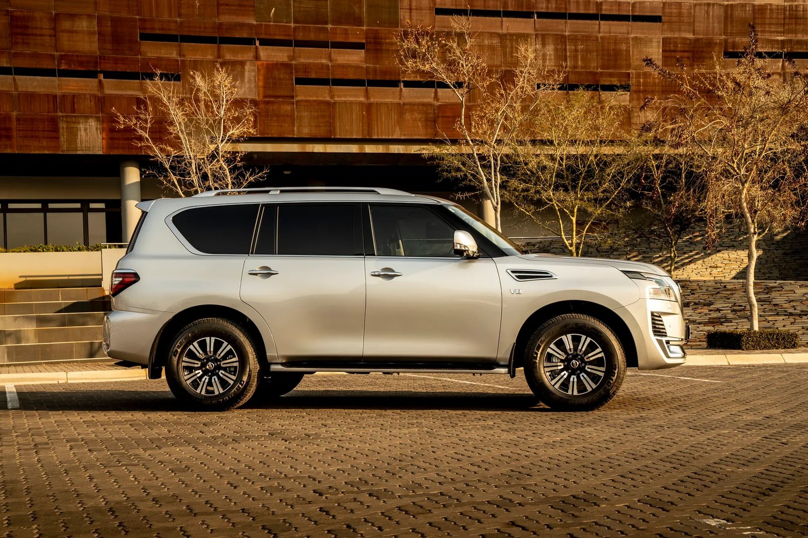 Nissan_Patrol_6_generation_restyling_2__SUV_5-doors__4.jpg