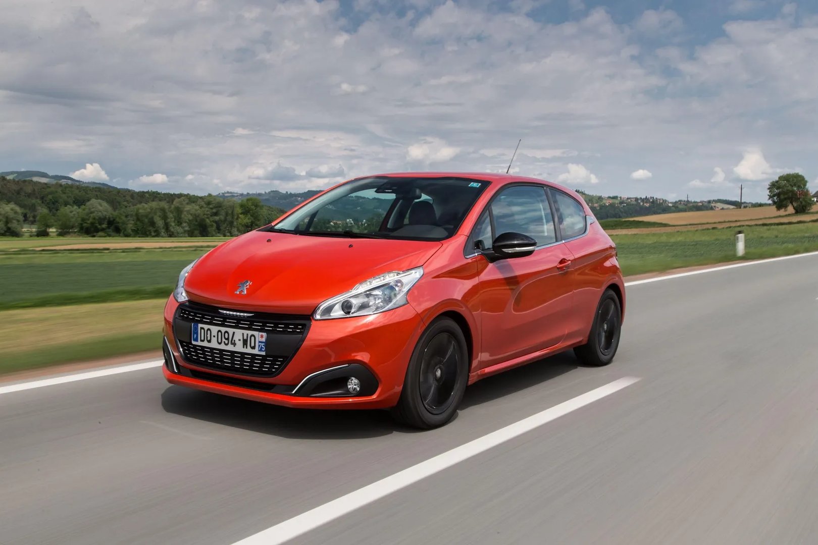 Peugeot_208_1_generation_restyling__Mini_3-doors__2.jpg
