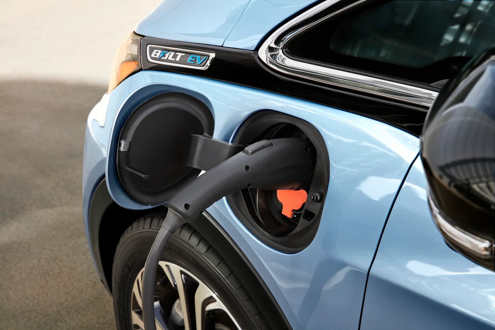 Chevrolet_Bolt_1_generation__Hatchback_5-door__13.jpg