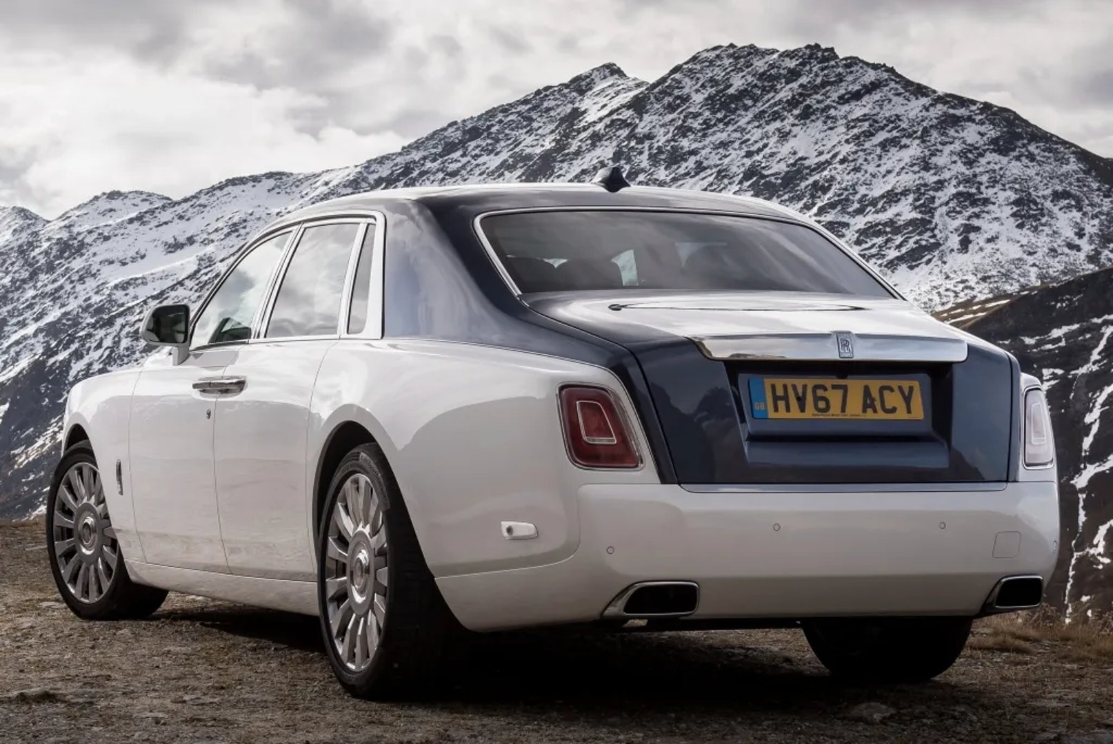 Rolls-Royce_Phantom_8_generation__Sedan__2.jpg