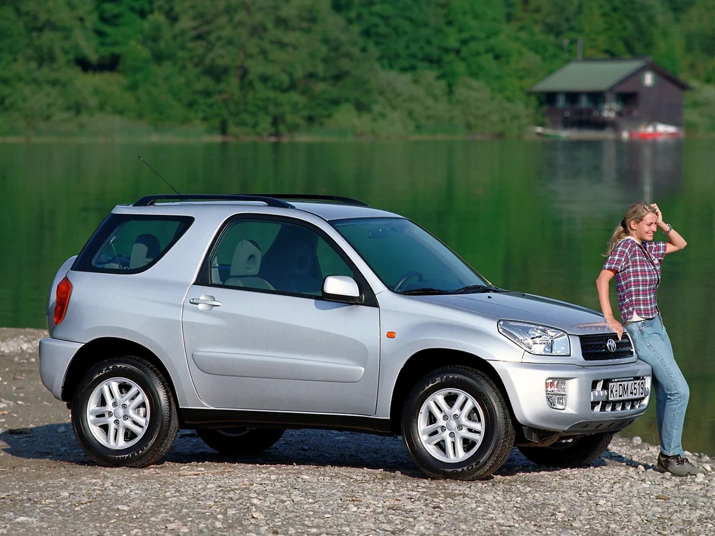 Toyota_RAV4_2_generation__SUV_3-doors__5.jpg