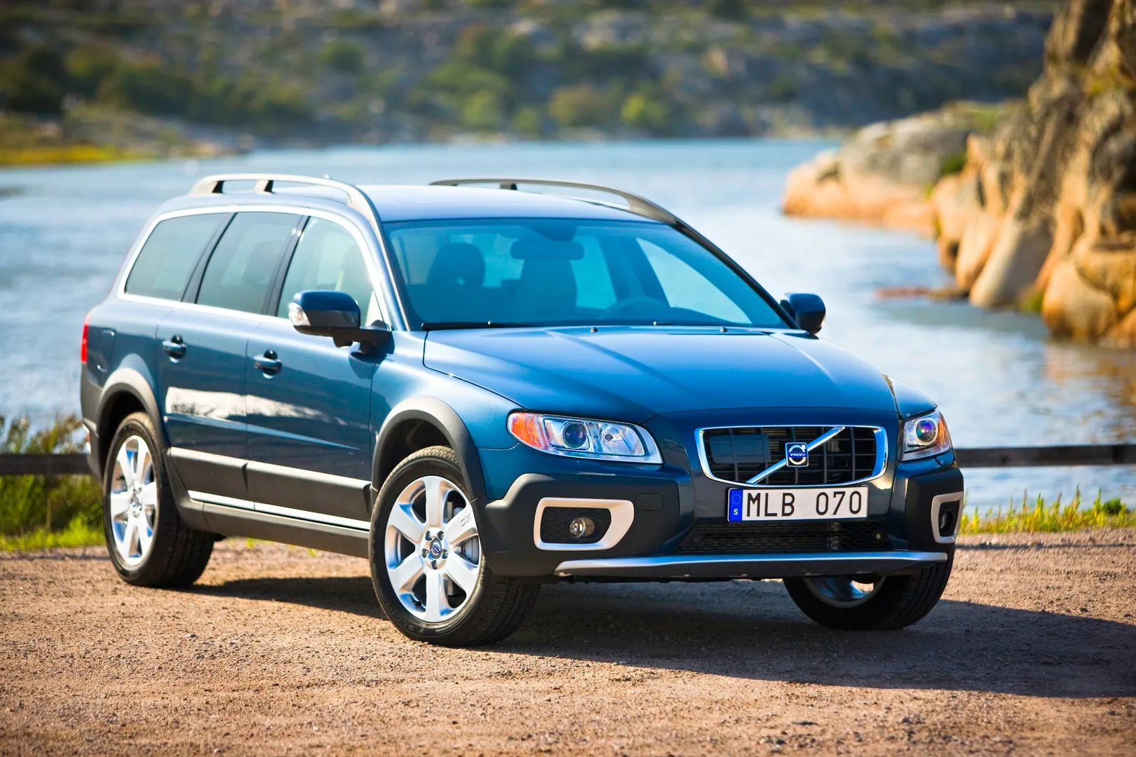 Volvo_XC70_2_generation__Estate_5-door__11.jpg