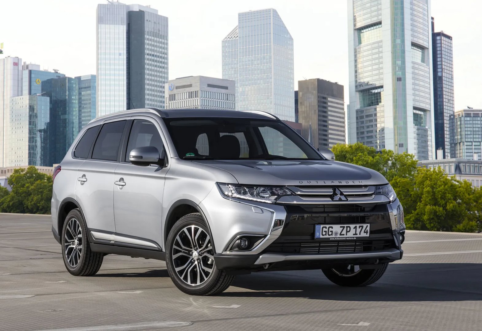 Mitsubishi_Outlander_3_generation_restyling_2__SUV_5-doors__8.jpg