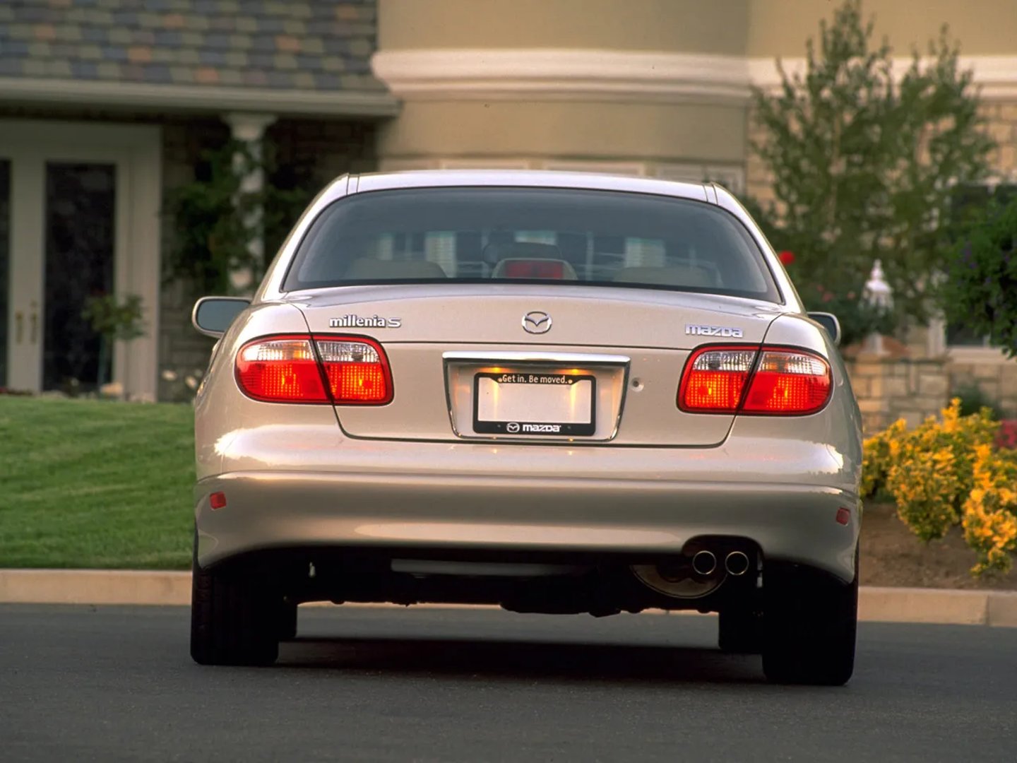 Mazda_Millenia_1_generation__Sedan__3.jpg
