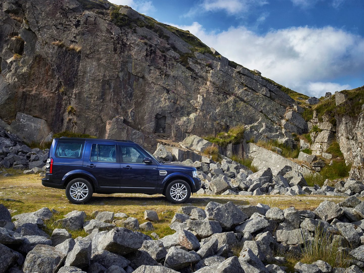 Land Rover_Discovery_4_generation_restyling__SUV_5-doors__2.jpg