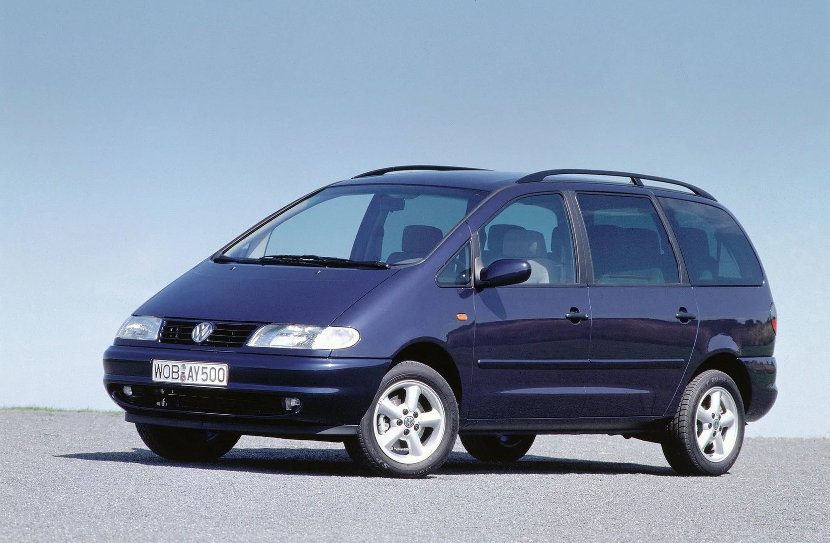 Volkswagen_Sharan_1_generation__Minivan__1.jpg