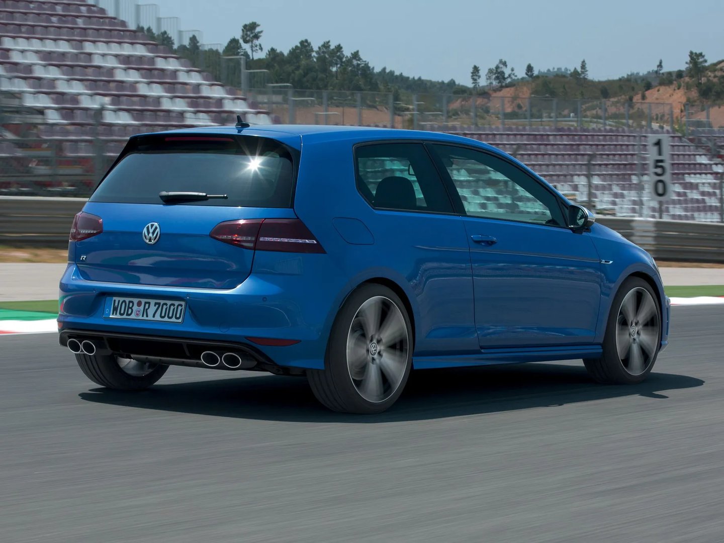 Volkswagen_Golf_R_7_generation__Hatchback_3-door__7.jpg