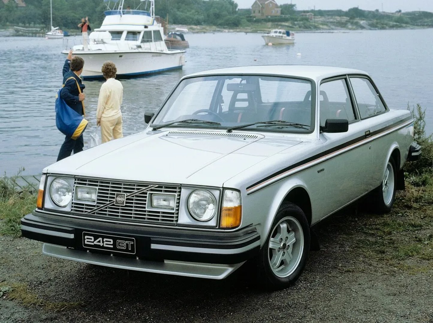 Volvo_240_Series_1_generation__Sedan_2-doors__1.jpg