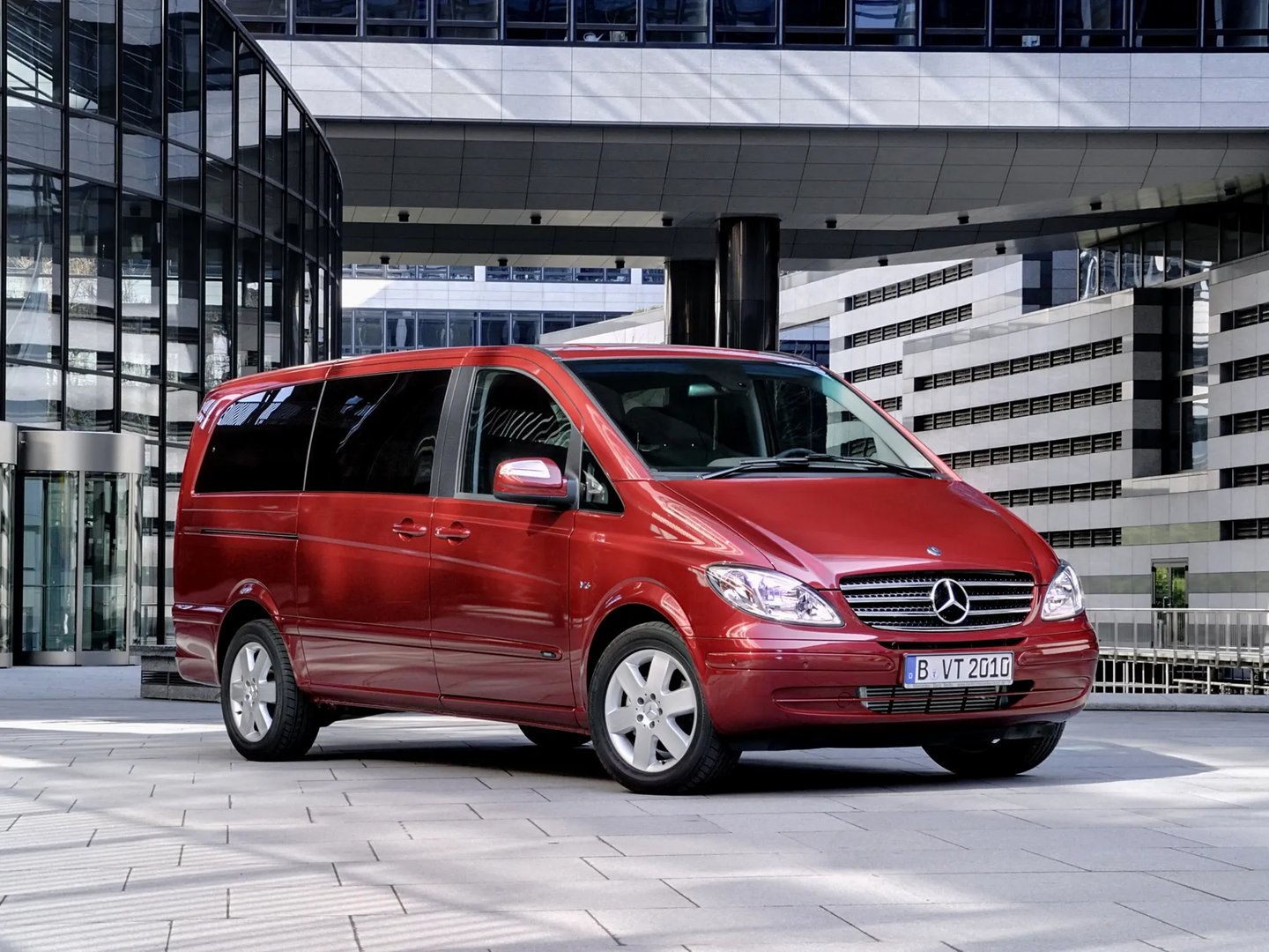Mercedes_Viano_1_generation__Minivan__3.jpg