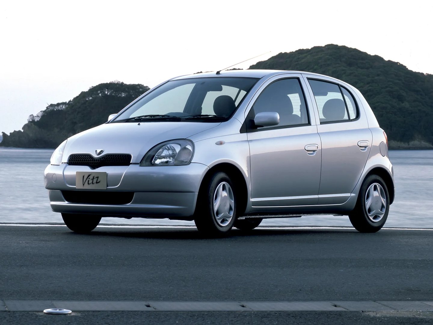 Toyota_Vitz_1_generation__Mini_5-doors__4.jpg