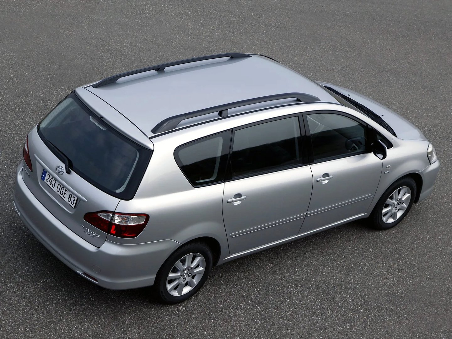 Toyota_Avensis_Verso_1_generation_restyling__Compact_Van__6.jpg