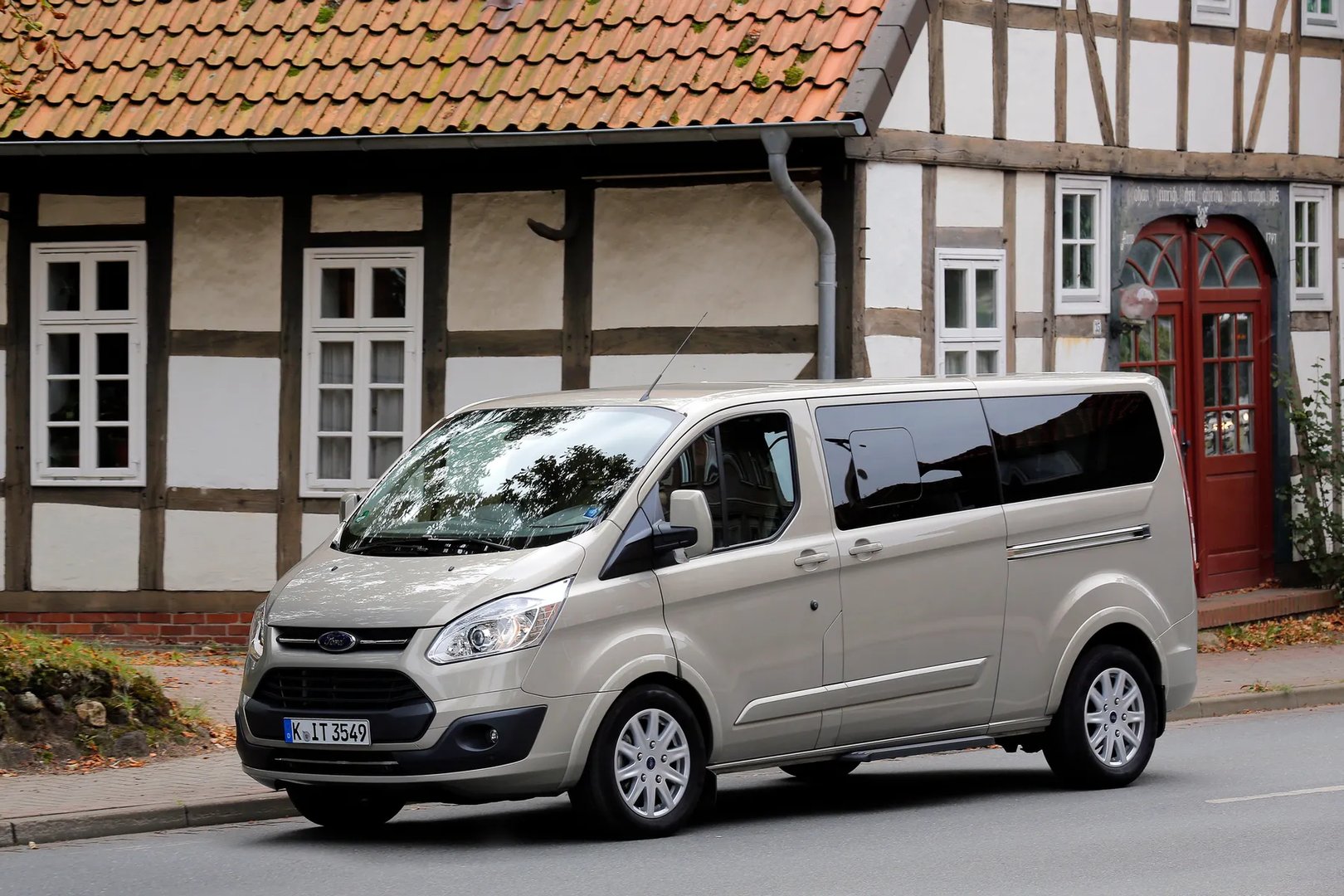 Ford_Tourneo_Custom_1_generation__Minivan__5.jpg