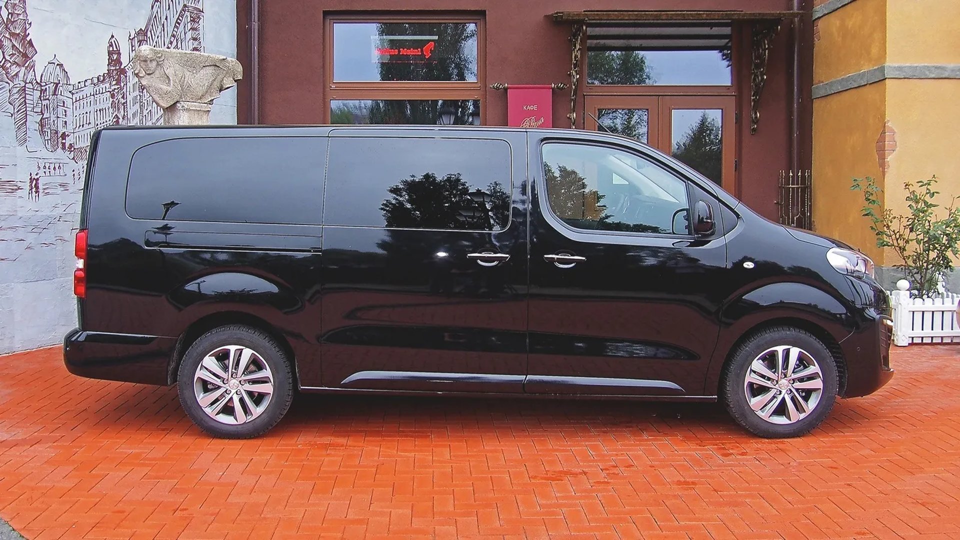 Peugeot_Traveller_1_generation__Minivan_Long__2.jpg