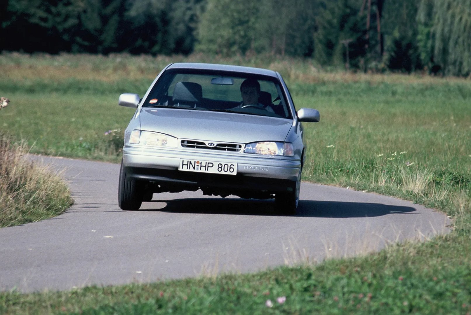 Hyundai_Lantra_1_generation__Sedan__8.jpg