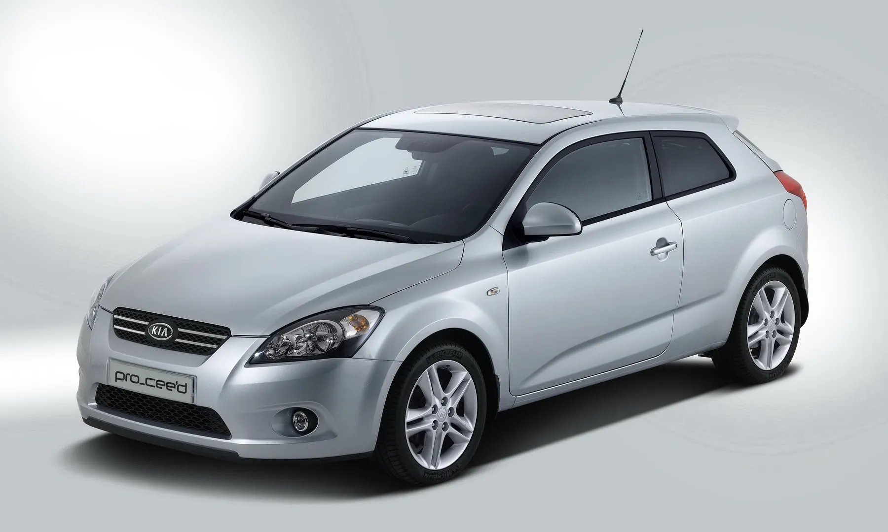 Kia_Ceed_1_generation__Hatchback_3-door__2.jpg
