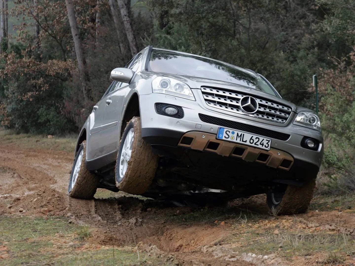 Mercedes_M-Class_2_generation__SUV_5-doors__main.jpg